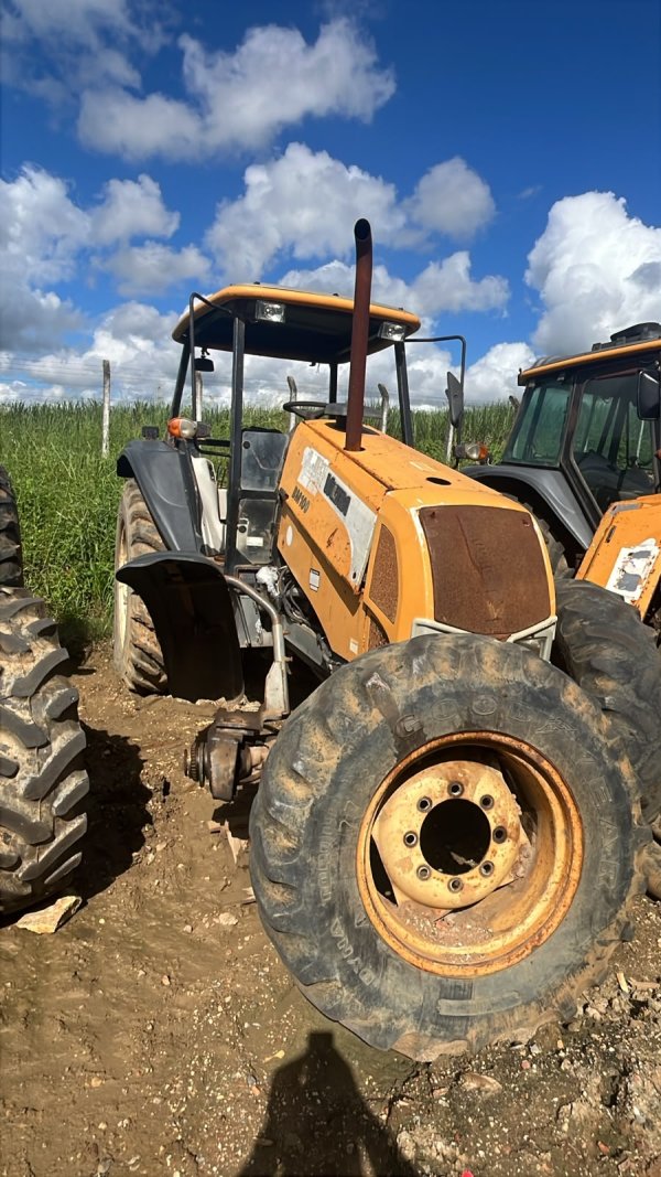 Foto de TRATOR VALTRA BM 100 4X4, ANO 2012, COR AMARELA, Nº 4561. (APROX. 12.686 HORAS TRABALHADAS)