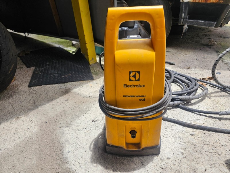 Foto de LAVADORA DE ALTA PRESSÃO ELECTROLUX MODELO EWS30