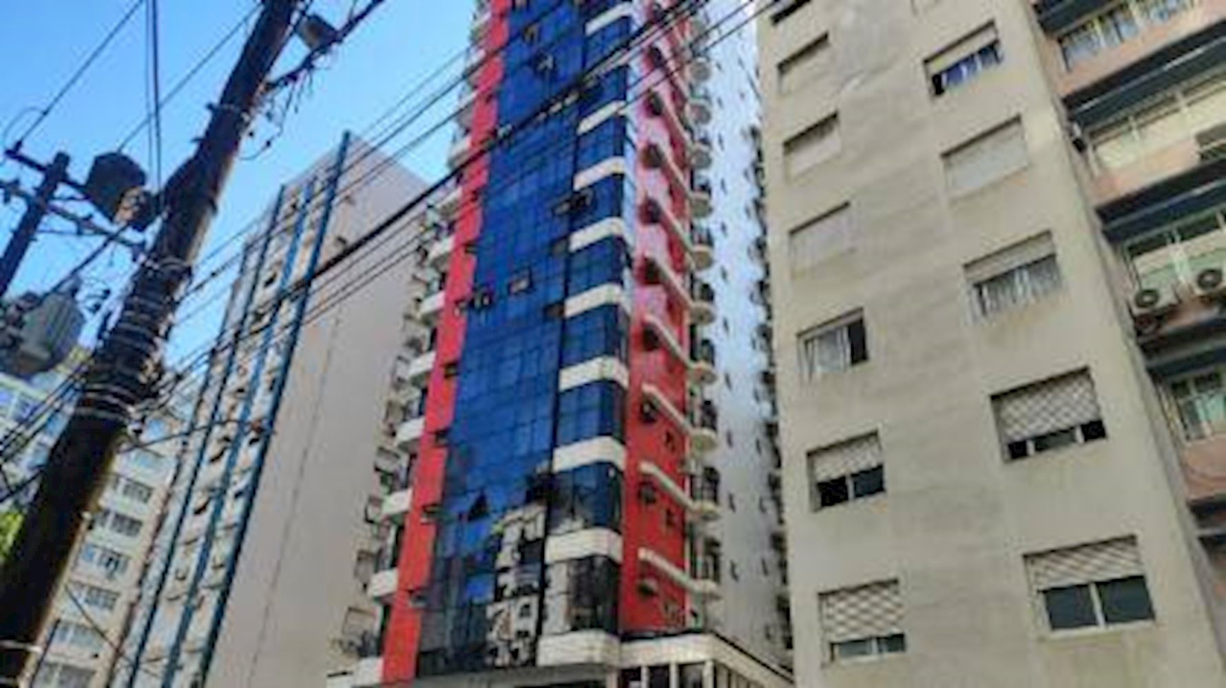 Foto de Apartamento em leilão no Condomínio Gonzaga Flat Service em Santos - SP