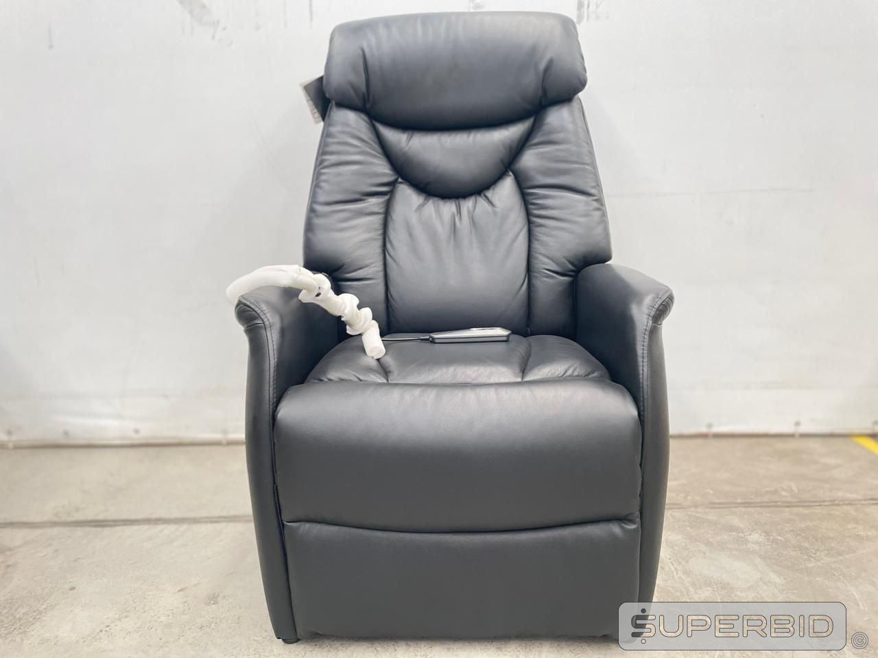 Foto de 01 POLTRONA RECLINÁVEL ELÉTRICA COURO PRETO - MOBILIDADE DUOTECH (Ref.: SB0032427)