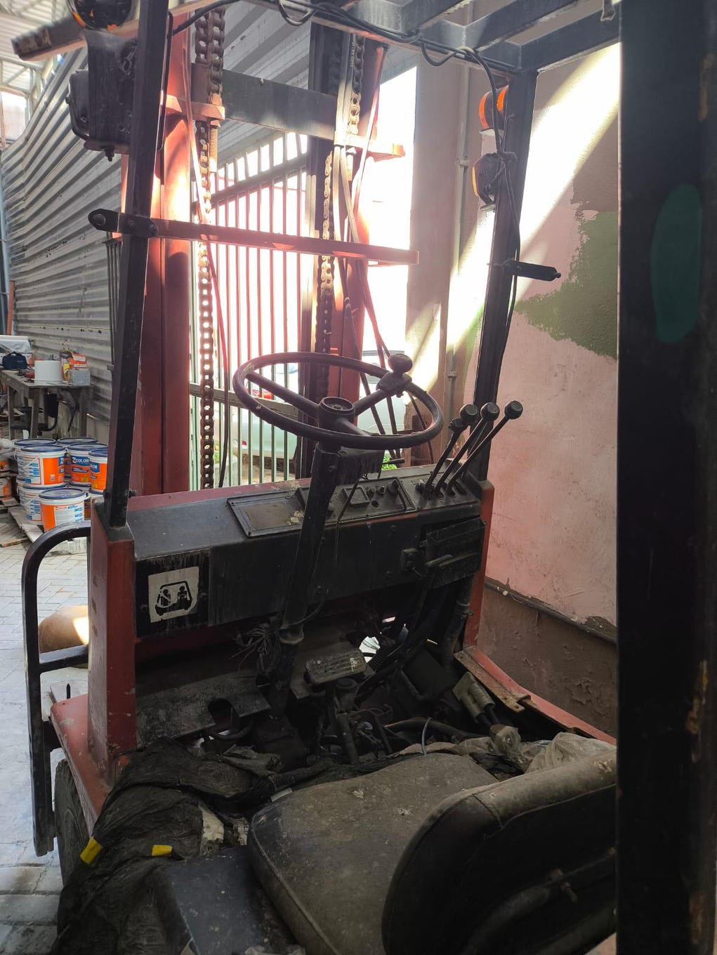 Foto de EMPILHADEIRA máquina para 2 toneladas Pneus bons, hidráulicos dos garfos e torre sem vazamentos