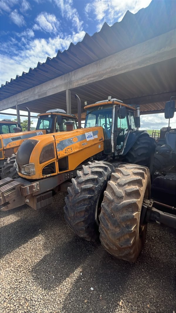Foto de TRATOR VALTRA BH 180S 4X4, ANO 2015, COR AMARELA, Nº 4578. (APROX. 26.517 HORAS TRABALHADAS)