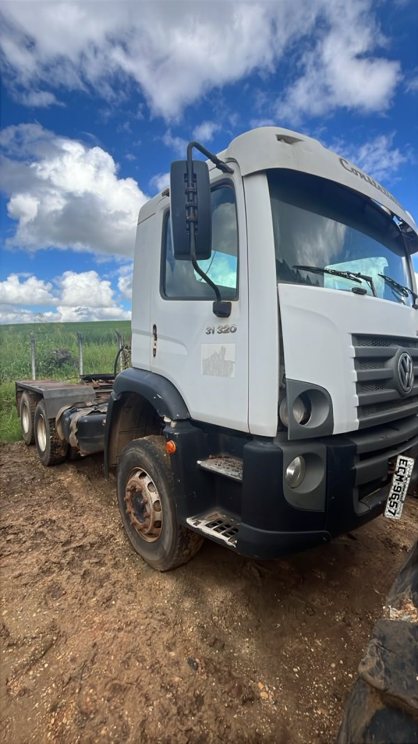 Foto de CAVALO MECÂNICO VW/BMB 31.320 CNC CM, ANO/MOD 2010/2010, COR BRANCA, COMBUS DIESEL, PLACA ECM9657, Nº 2374. (APROX. 470.770 KMS RODADOS)