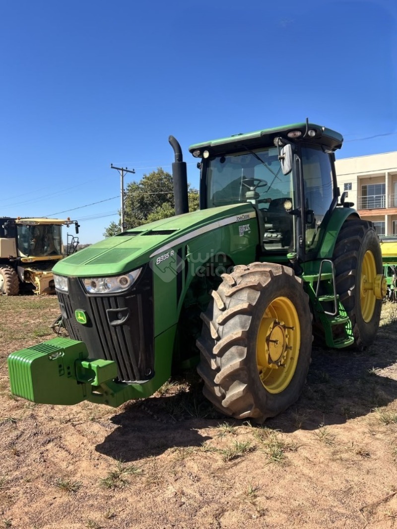 Foto de TRATOR JOHN DEERE 8335R - Vxxxxx0 - 2012