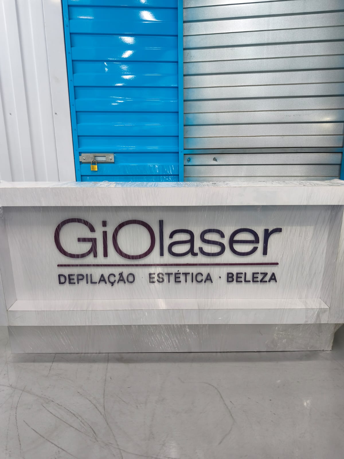 Foto de Box 5056 - 6m2BENS:Cadeira(1); Balcão de madeira para recepção; Banco giratório com pés de metal; banco de plástico(4 unidad... Local do bem: Rua Bela, 1030 - São Cristóvão - Rio de Janeiro/RJ