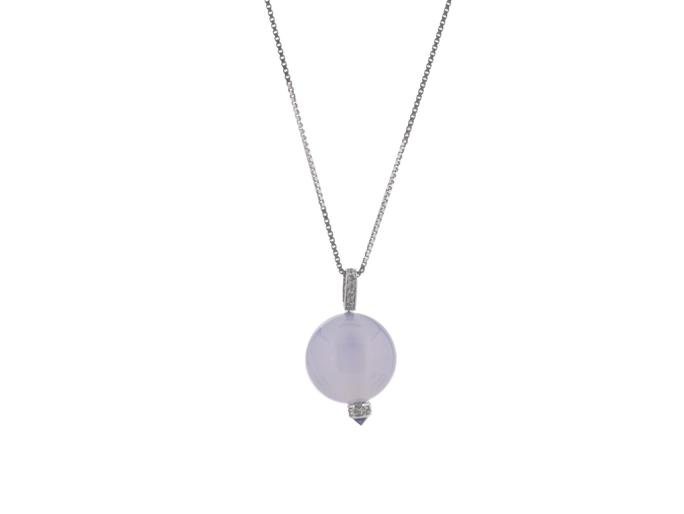Foto de Ara Vartanian - Pendente de ouro branco 18k, calcedônia e safiras azul e incolores. Acompanha corrente de ouro branco 18k. Cerca de 10,8g.