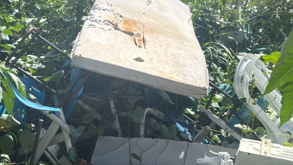 Foto de DIVEROS MATERIAIS SUCATEADOS: CADEIRAS, AR CONDICIONADOS, BIROS, BANCAS ESCOLARES, COLCHÃO, CARTEIRAS ESCOLARES, E OUTROS