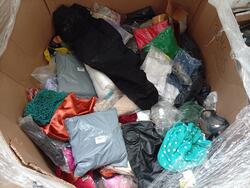 Foto de DIVERSAS ROUPAS DE DIVERSAS MARCAS E MODELOS - PODENDO CONTER ROUPA DE CAMA, CAMISAS, CALÇAS, SHORTS, MOCHILAS, CUECAS, MEIAS, CALCINHAS ENTRE OUTROS ITENS - NO ESTADO QUE SE ENCONTRA