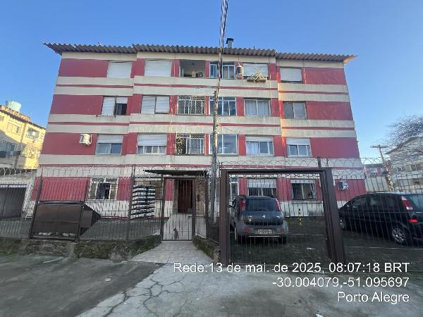 Foto de Apartamento em leilão no bairro Rubem Berta em Porto Alegre - RS