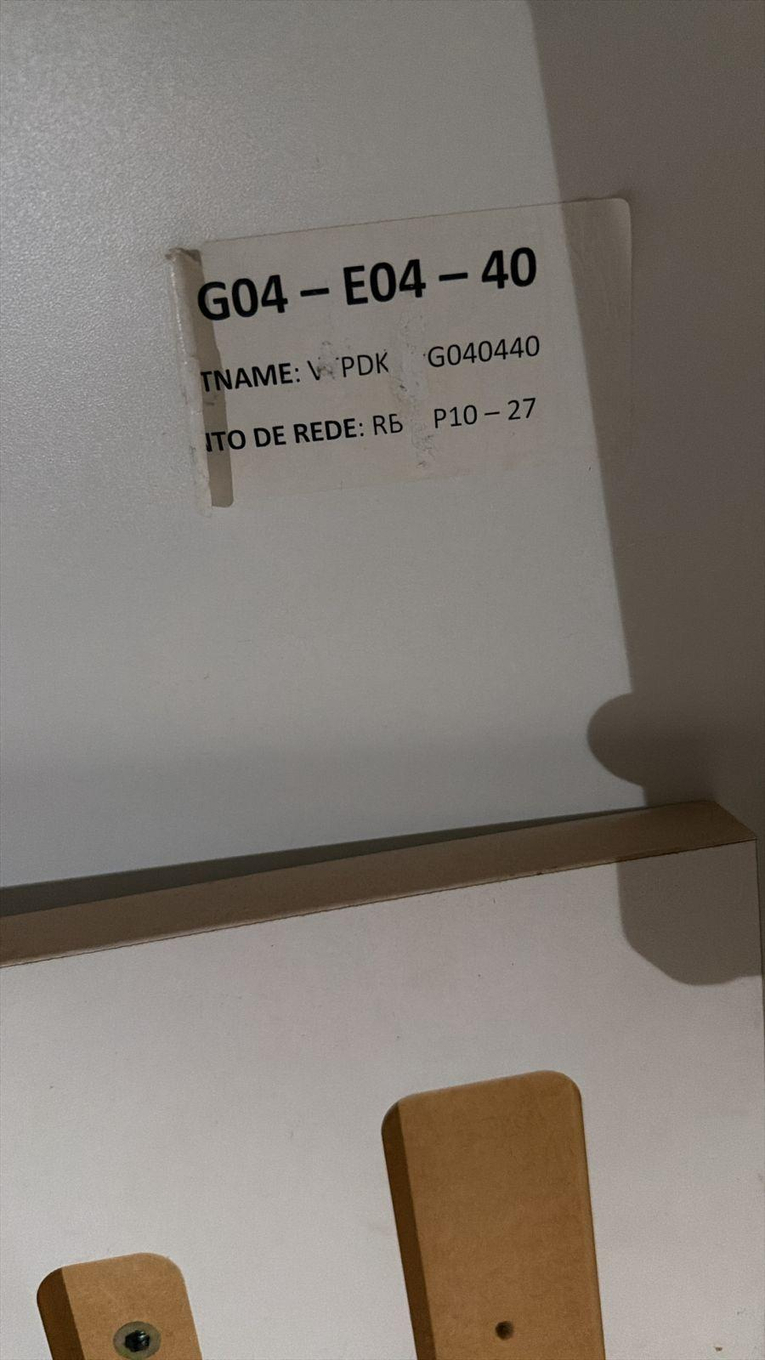 Foto de Baia G04 E04 40 - 40 separações com fiação passada - 40 Cadeiras (cadeiras fixas, com rodinhas, avariadas e podendo faltar peças