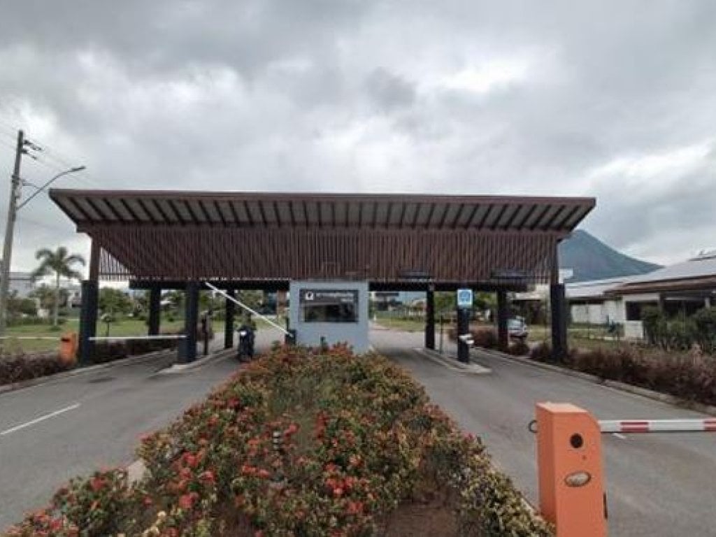 Foto de Terreno em leilão em Maricá - RJ