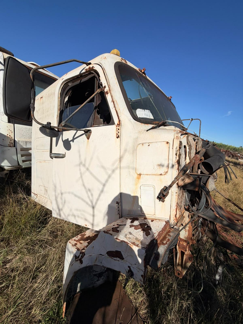 Foto de CABINE BRANCA PARA CAMINHÃO VOLVO ID: #3696536