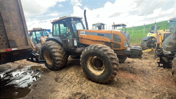 Foto de TRATOR VALTRA BH 180S 4X4, ANO 2016, COR AMARELA, Nº 4585. (APROX. 23.097 HORAS TRABALHADAS)