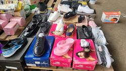Foto de CALÇADOS DIVERSOS: CHINELO KENNER - TÊNIS FEMININO - PAPETE INFANTIL - CATBOOTS - SAPATOS SOCIAIS - SANDÁLIAS DAKOTA - BOTINA TORREANO - CHUTEIRA - RASTEIRA - MODARE NO ESTADO EM QUE SE ENCONTRAM.