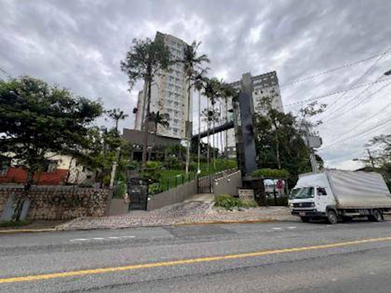 Foto de Apartamento em leilão no Condomínio Bosques de Palermo em Joinville - SC