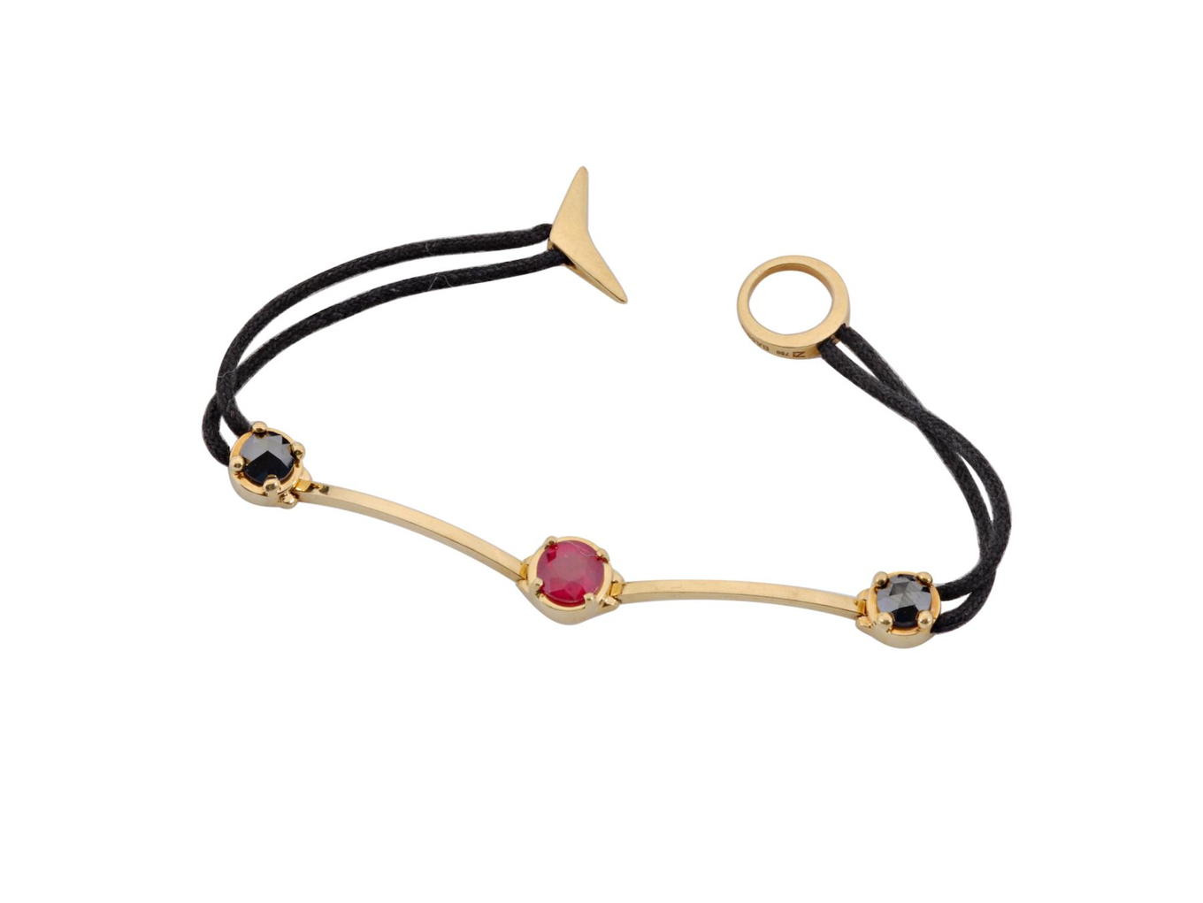 Foto de Ara Vartanian - Pulseira de ouro amarelo 18k, cordão de tecido, rubi e diamantes negros lapidação brilhante. Cerca de 7,0g e 16cm de comprimento. Obs.: Rubi composto.