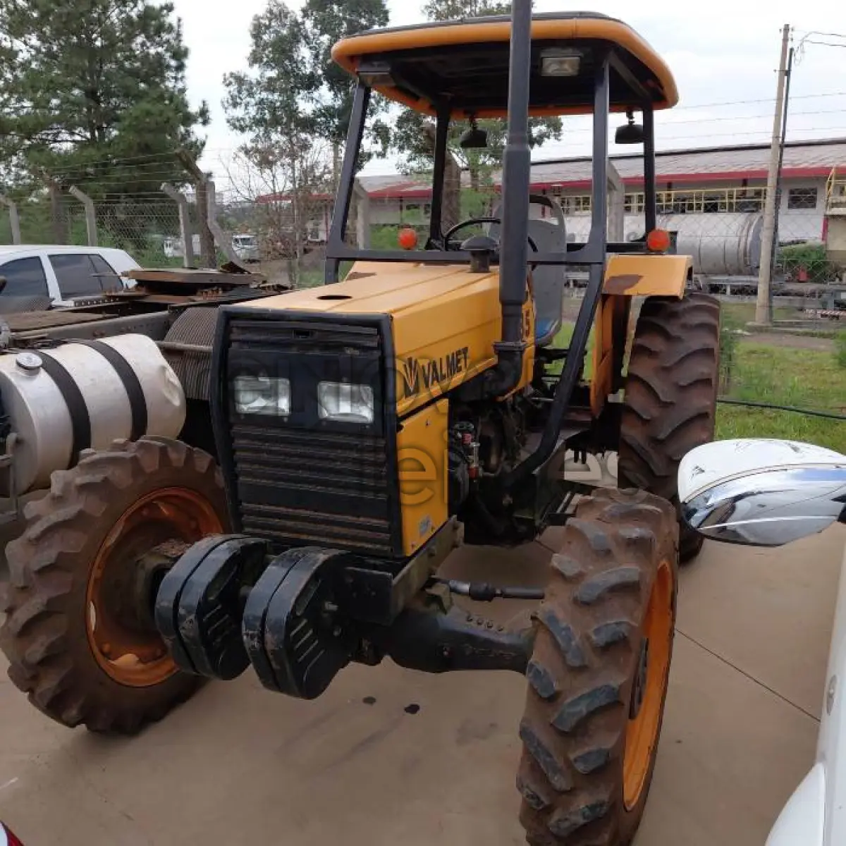 Foto de TRATOR/VALMET 685 4X4 - ANO 2009- SICREDI CAMPO GRANDE - DEPOSITADO EM SANT...