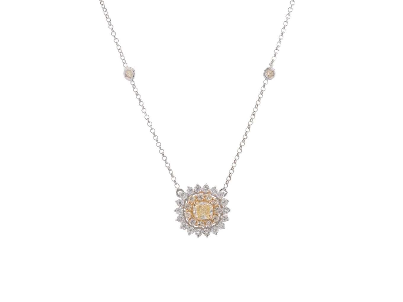 Foto de Colar de ouro branco 18k e diamantes amarelos e incolores regulando 2,00ct no total. Central lapidação cushion regulando 0,70ct. Cerca de 5,0g.