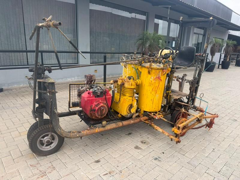 Foto de MAQUINA PARA PINTURA VIÁRIA HILÁRIO ITH 1/60-40 COM COMPRESSOR , MOTOR A COMBUSTAO , TANQUES (Ref.: 21644)