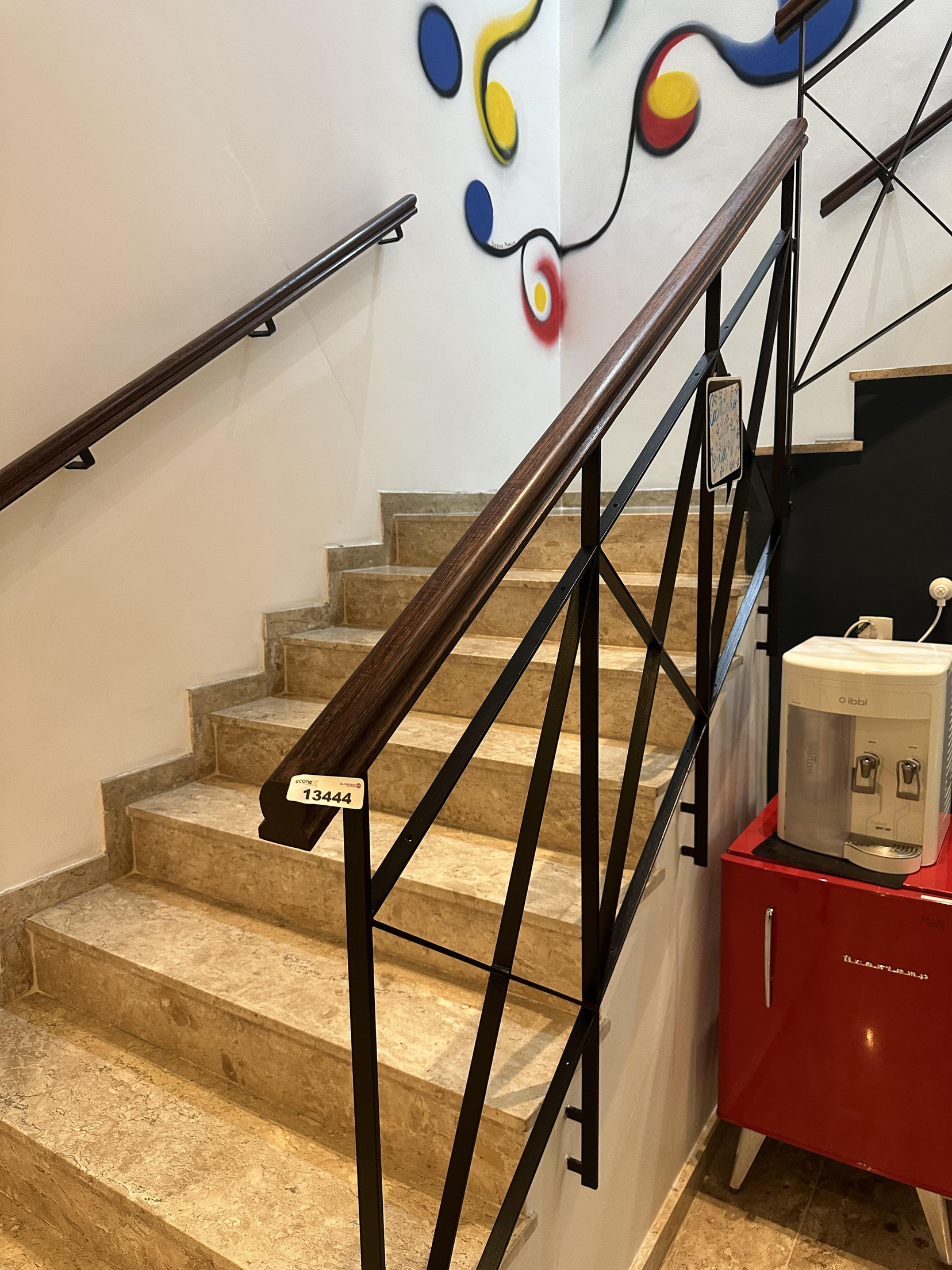 Foto de CORRE MÃO ESCADA DE ENTRADA - (AVALIAÇÃO DA RETIRADA SEM QUEBRA DO BEM POR CONTA E RISCO DO COMPRADOR) - ESSE ITEM POSSUI DATA DE RETIRADA A SER DEFINIDA - CÓDIGO: 13444 - LOCAL: HALL