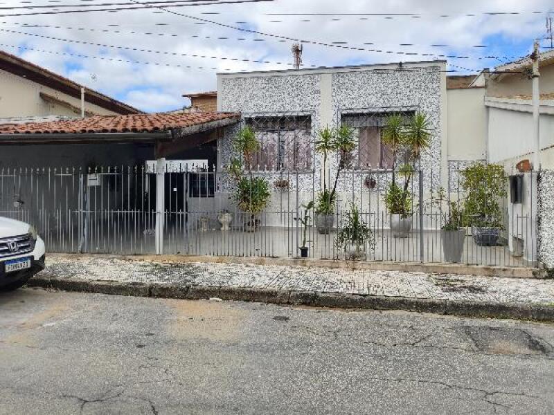 Foto de Casa em leilão no bairro Jardim Russi em Taubaté - SP