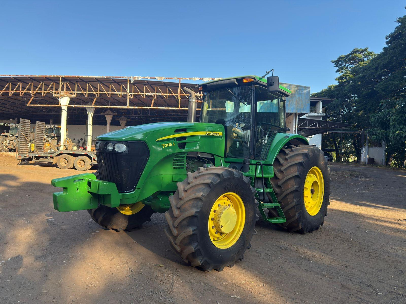 Foto de TRATOR AGRÍCOLA JOHN DEERE 7205J 4X4, ANO AQUIS.: 2011, SÉRIE: 1BM7205JTBH000358 (Ref: 3)