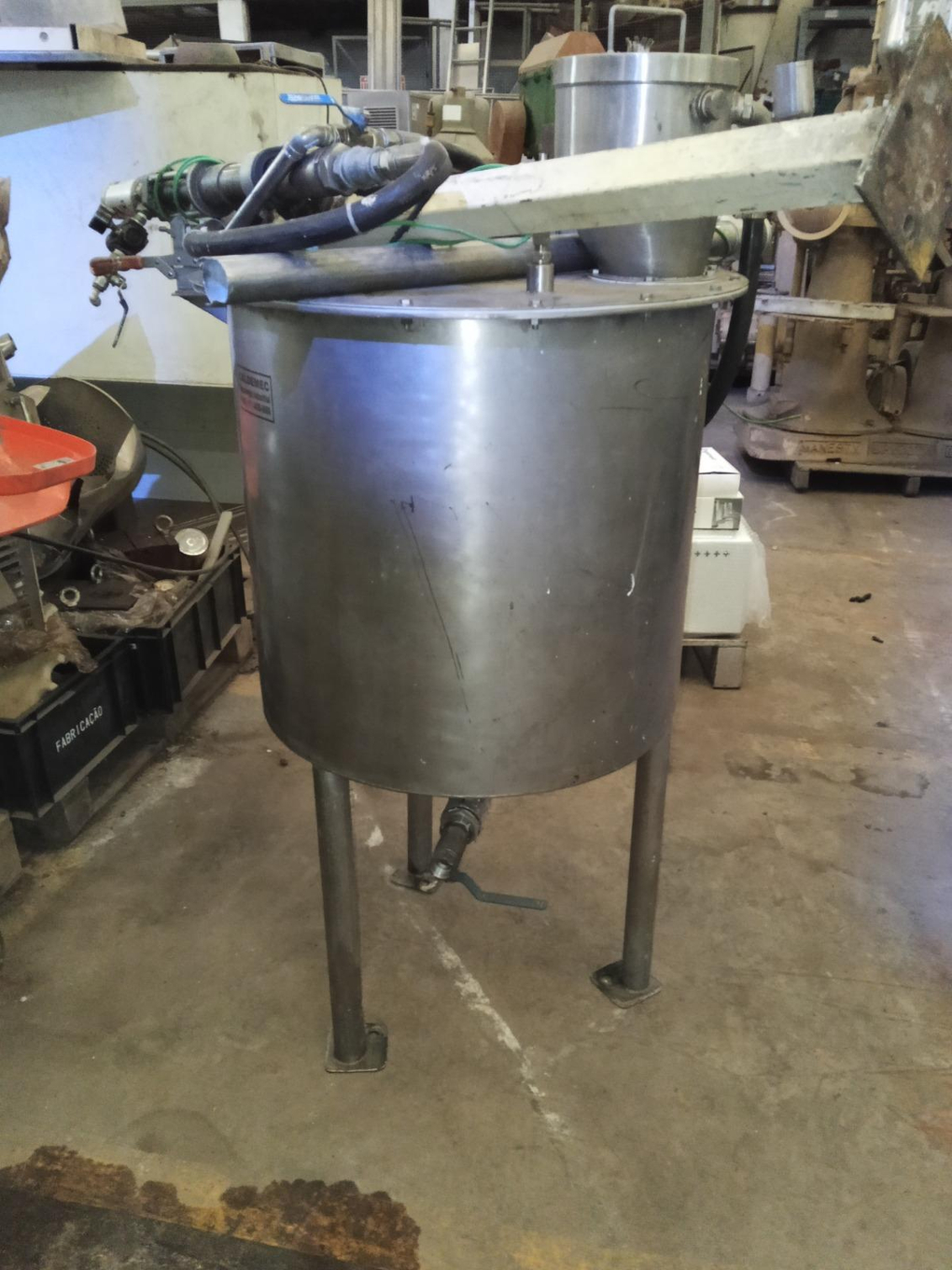 Foto de tanque em aço inox com bomba, cap. 240L