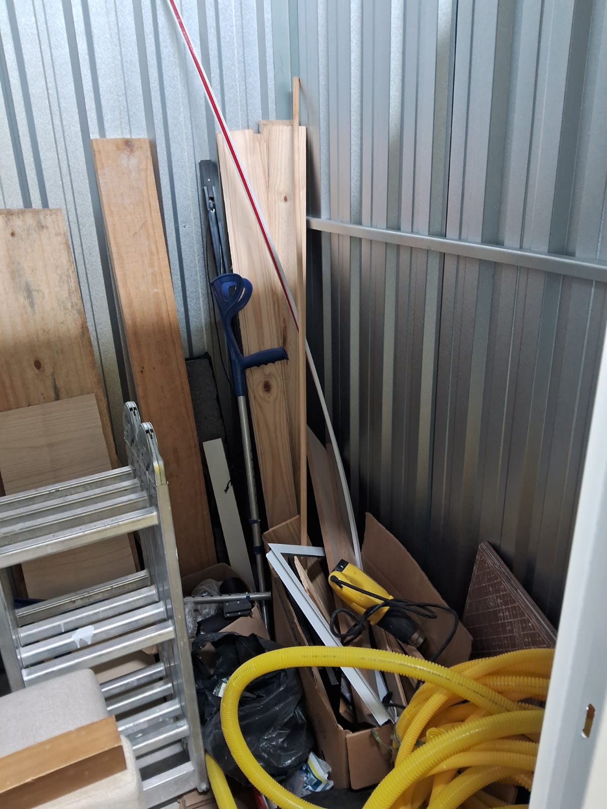Foto de Box 3125 - 3,07m2 BENS:1 Cadeira, 2 Moletas, 1 Cuba de banheiro, Madeiras diversas, Materiais de construção diversos, Soprad... Local do bem: Av Otaviano Alves de Lima, 4694 - Freguesia do Ó - São Paulo/SP