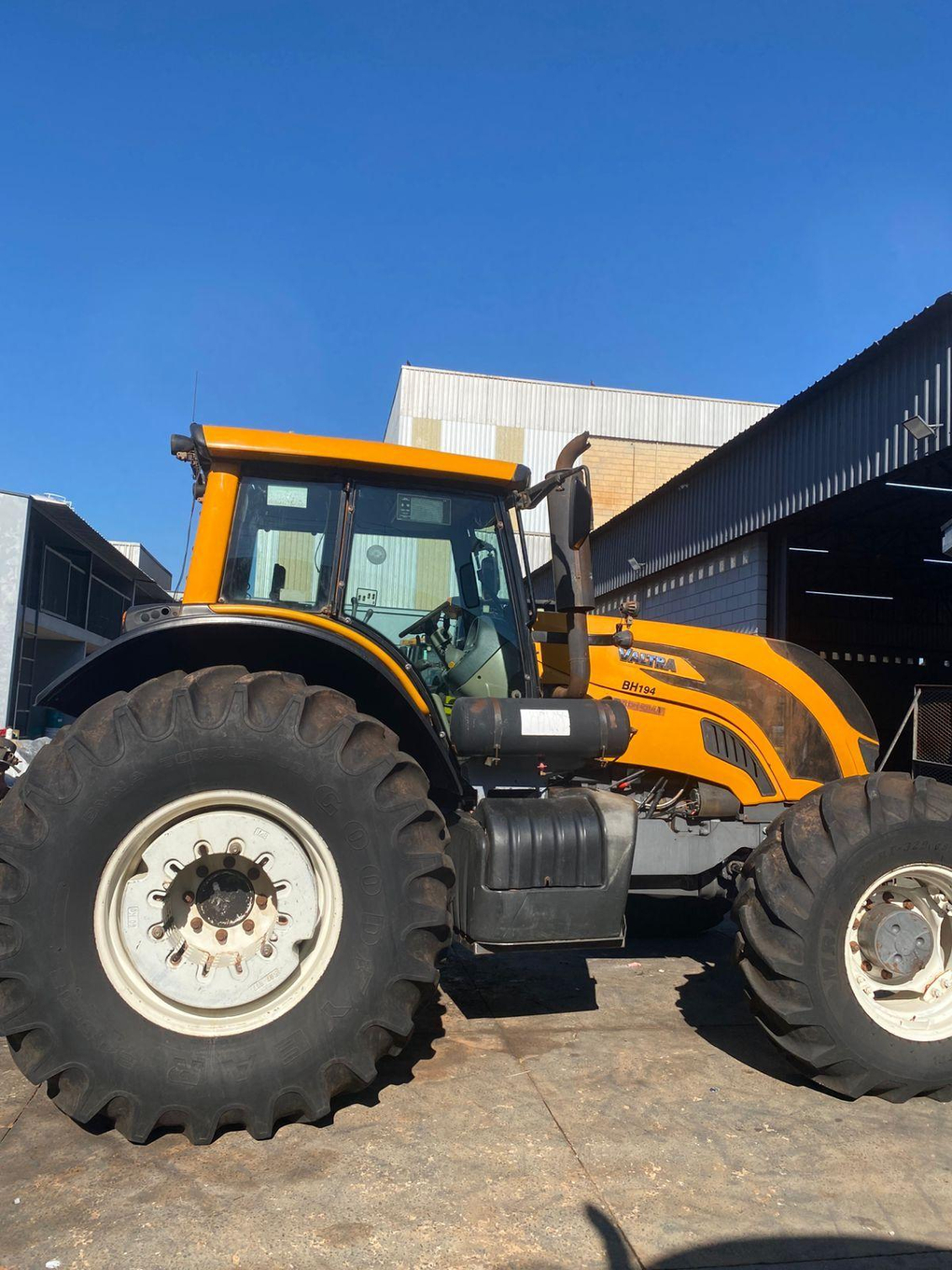 Foto de TRATOR AGRÍCOLA VALTRA BH194 4X4, ANO AQUIS.: 2019, SÉRIE: 9AGT2019 (Ref: 12)
