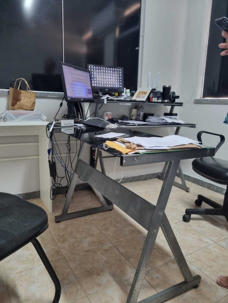 Foto de MESA COM BASE DE FERRO TAMPÃO DE VIDRO