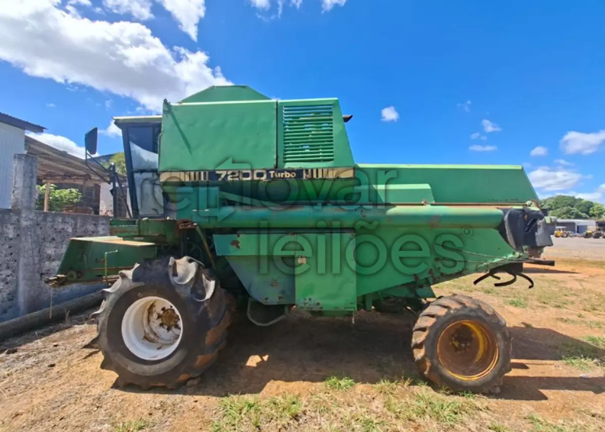 Foto de COLHEITADEIRA SLC 7200 - ANO 1988/1988 - SICREDI GERAÇÕES - DEPOSITADO EM C...