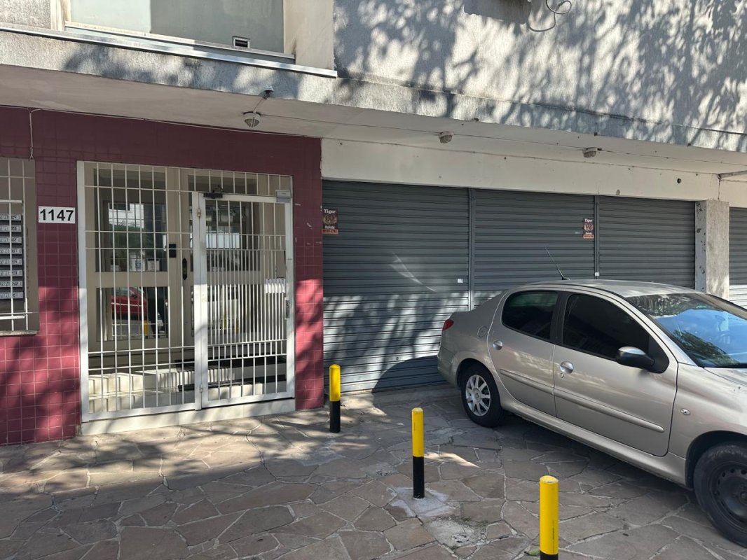 Foto de Comercial em leilão no Edifício Império do Sol em Porto Alegre - RS