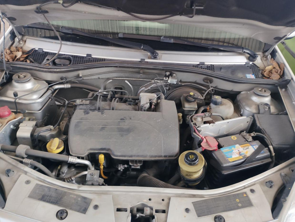Foto de RENAULT SANDERO EXP1016V 2012 2013 PRATA