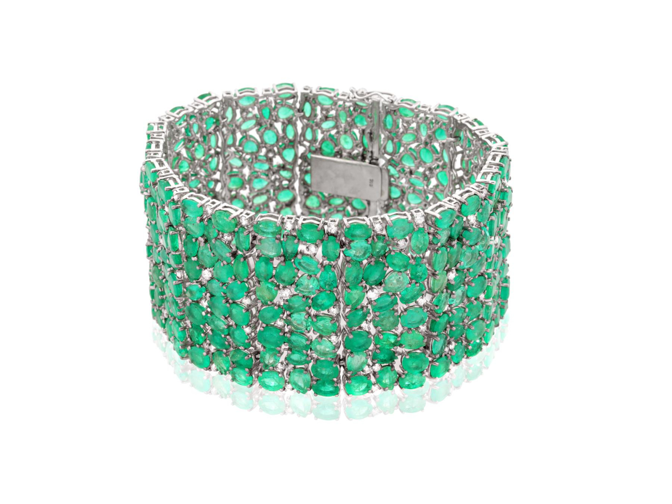 Foto de Pulseira de ouro branco 18k, diamantes lapidação brilhante e esmeraldas lapidação gota e oval. Cerca de 82,0g e 18,8cm de comprimento.